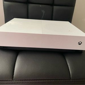 X-box one s digital, controllers included, very good condition, wires included.